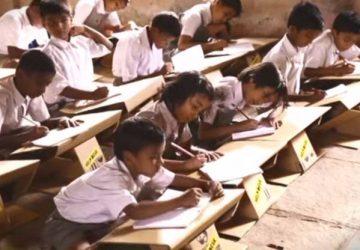 papkasser som skoleborde og skoletasker