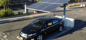 soldrevet parkeringsplads