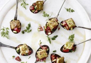 Ristet ravioli med tomatsalat.