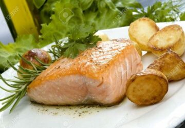 Laks med fennikelsalat og sesamkartofler