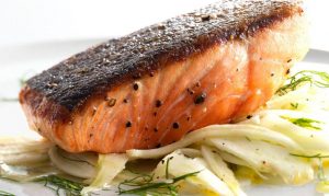 Laksebøffer med fennikelsalat