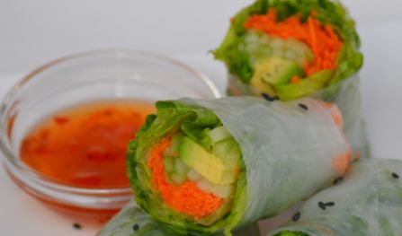 Raw forårsruller. Raw food / rå fødevarer er helt uforarbejdede fødevar