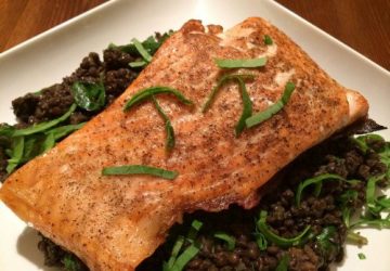 Laks med beluga linser, spinat og svampe