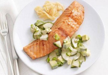 Soja-glaseret laks med agurk-avocado salat