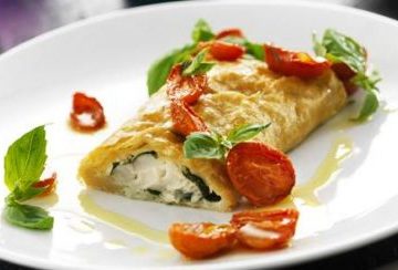 Sej i sprød butterdej med basilikum og bagte tomater