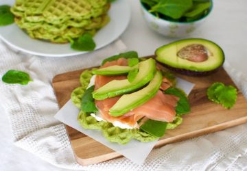 Røget laks med spinat og spinat vafler