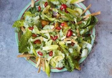 Grøntsags chili med sprøde tortilla & avocado salat