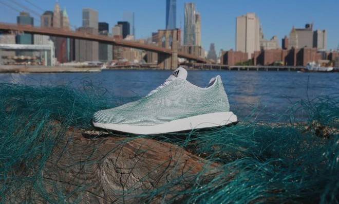 Adidas sko lavet af plastik fra -