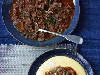 Okseragu med cremet polenta