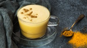 Gurkemeje latte