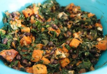 Sorte bønner, sød kartoffel og kål med yoghurt