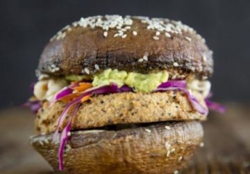 Portobello svampe burger med spicy blomkåls bøffer
