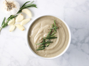 Blomkålssuppe med mandler og hvidløg