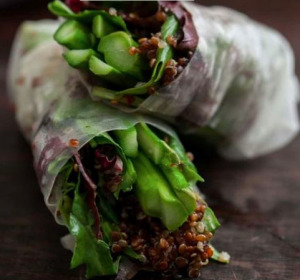 GRILLET ASPARGES OG CHILI-APPELSIN QUINOA FORÅRSRULLER