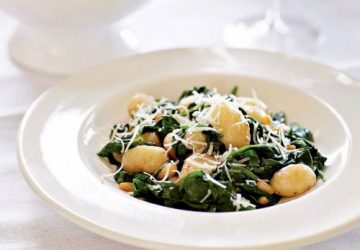 Gnocchi med spinat og pinjekerner