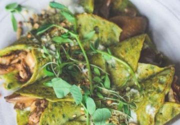 Spinat crepes med svampe, basilikum pesto & tahini dressing