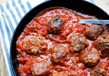 Marokkanske "fisk" boller med tomat sauce og freekeh salat