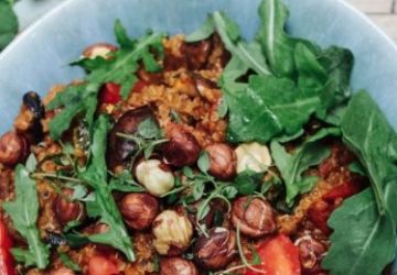 Quinoa risotto med tomat, svampe, spinat og ristede hasselnødder