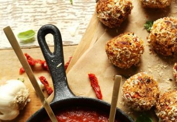 Arancini – panerede risottokugler i Marinara sauce