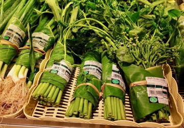 Supermarked pakker mad ind i bananblade i stedet for plast