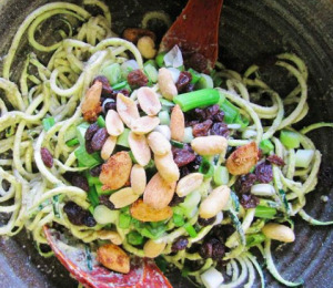 Squash pasta med græskar frø og hvidløg sauce (Raw Food)