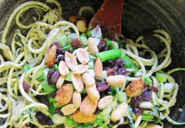 Squash pasta med græskar frø og hvidløg sauce (Raw Food)