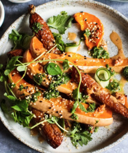 Stegte squash & gulerødder med peanut butter dressing & urter