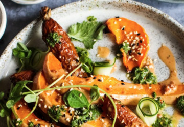 Stegte squash & gulerødder med peanut butter dressing & urter