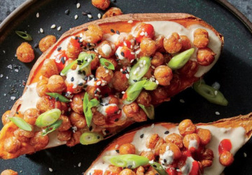 Søde kartofler fyldt med kikærter, ingefær & sesam