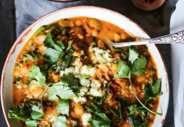 Kikærter og spinatkarry med kokos chutney