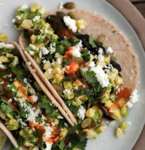 Bønnesalat med hummus & fladbrød