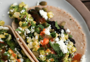 Bønnesalat med hummus & fladbrød