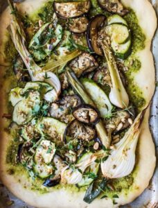 Spelt pizza med pesto og grøntsager