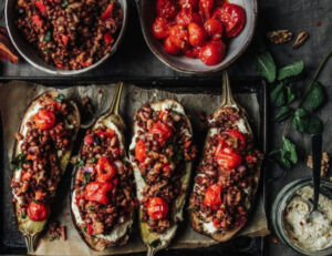 Fyldt aubergine med linsesalat, cremet hummus & stegte tomater