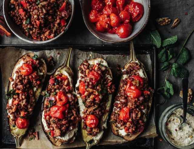 Fyldt aubergine med linsesalat, cremet hummus & stegte tomater